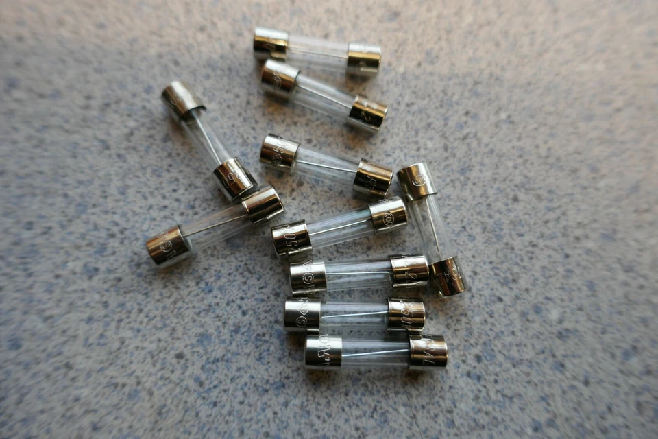 HOLLYFUSE 1 Amp T1A T1AL Fuse AntiSurge Slow Blow 20mm x 5mm - Pack of 10 UK Stock