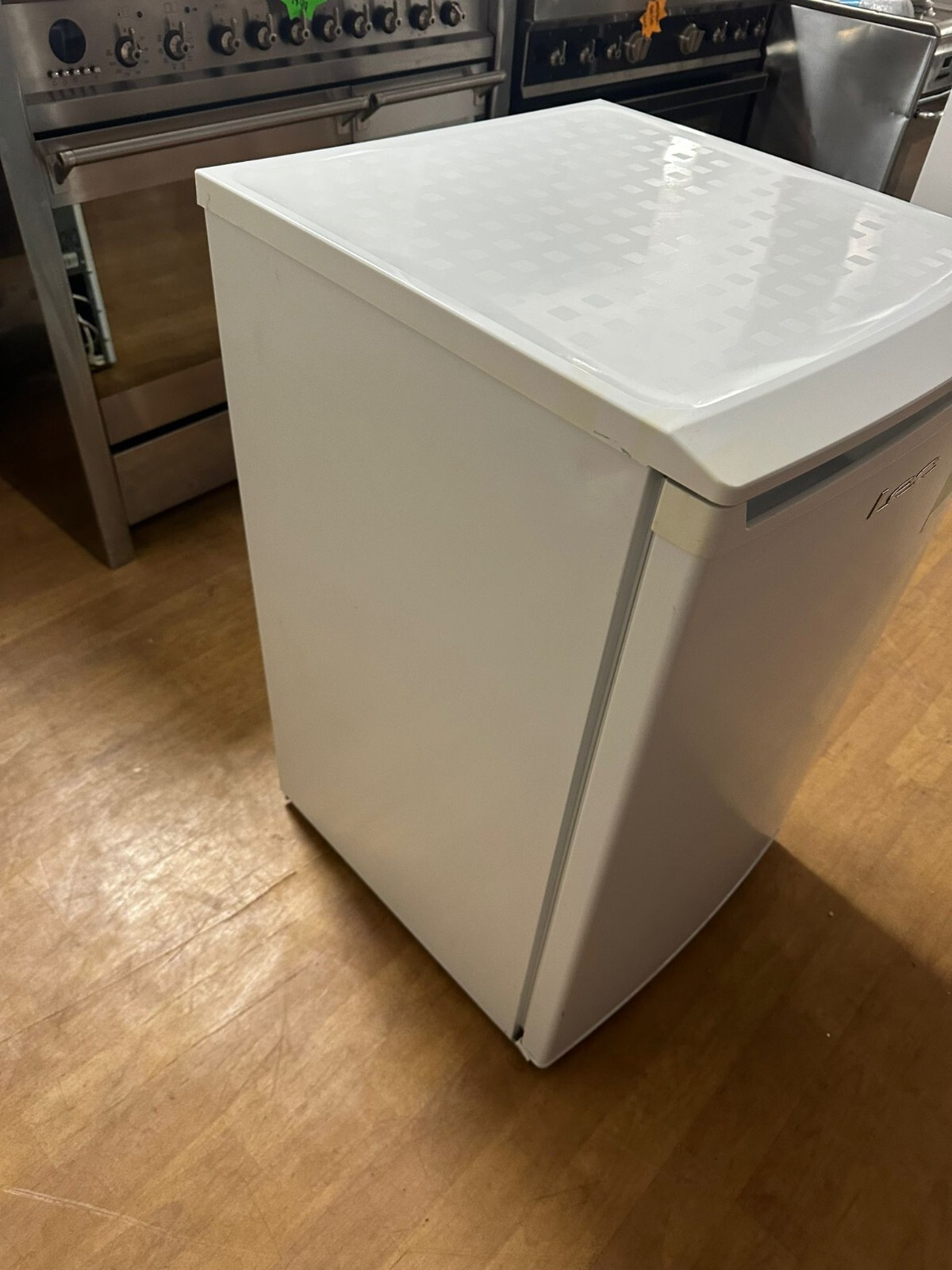 LEC 50cm Undercounter Larder Fridge In White With Adjustable Shelves