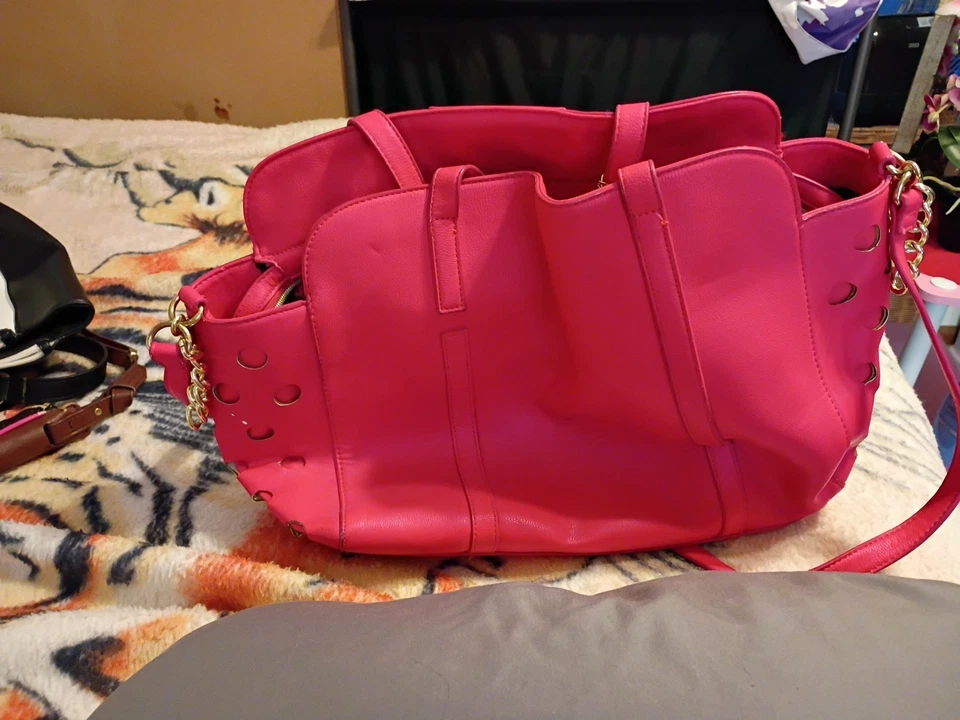 Сумочка Betsey Johnson с розовым сердечком и вырезом - Изображение 4 из 4