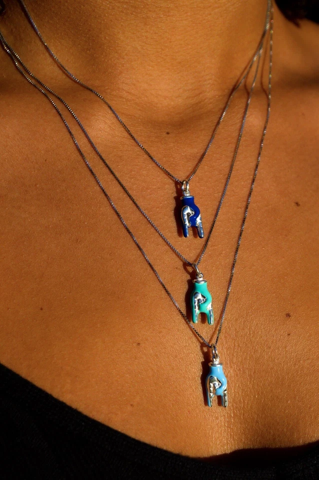 Collana con ciondolo mano corna portafortuna in argento 925 smaltata - Immagine 2 di 4