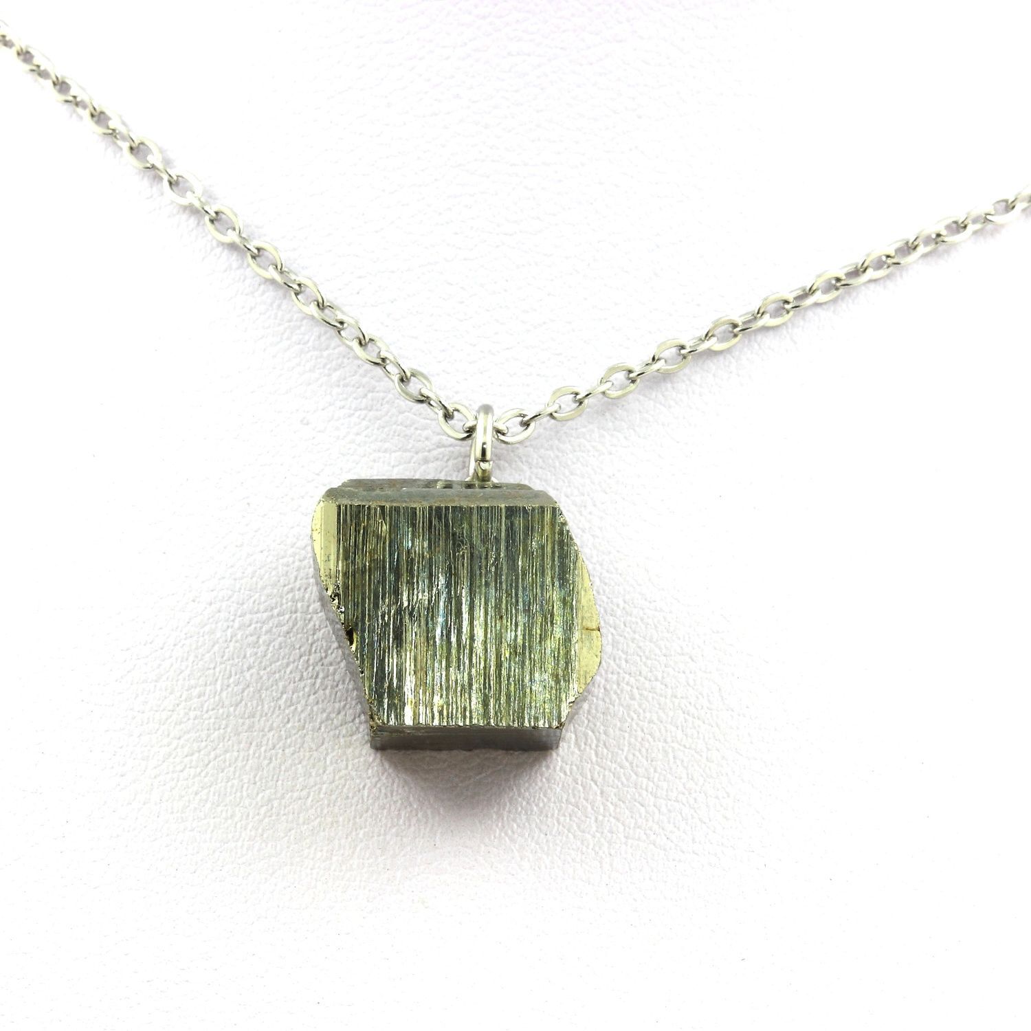 Collier Pyrite brut de 50.63 ct pour illuminer vos tenues chic et bohèmes