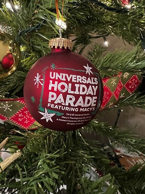 NEW UNIVERSAL STUDIOS MACYS HOLIDAY PARADE RED
