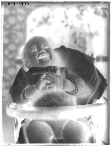 Plaque verre photo ancienne négatif noir et blanc 9x12 cm bébé rire enfant - Photo 2 sur 2