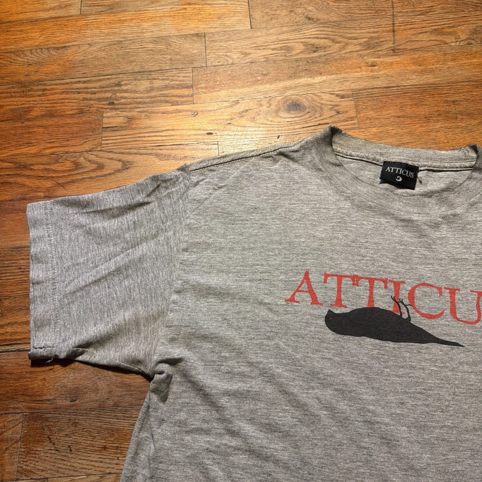Camiseta De Colección Atticus Dead Bird Logo Mediana Parpadea-182 Gris Rojo Y2K Golpeada Foto 4 de 4