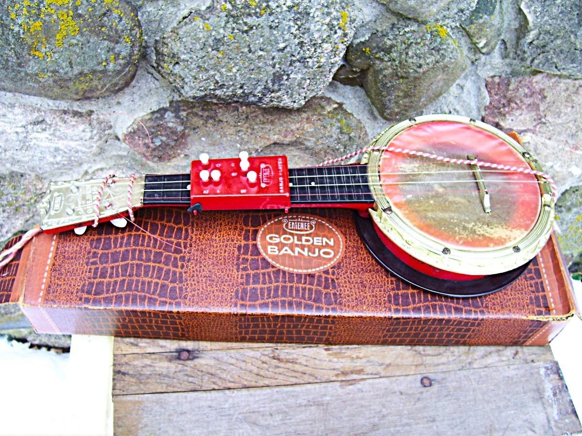 SELDOM SEEN  1950s EMENEE TOY GOLDEN BANJO ~  W/CASE  & CHORD  PAYER  ATTACHMENT