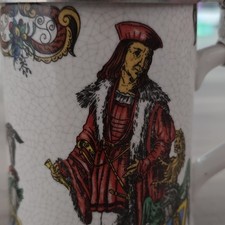 Keramik Bierkrug mit Zinndeckel, mehrfarbiges Mittelalter Figurenmotiv