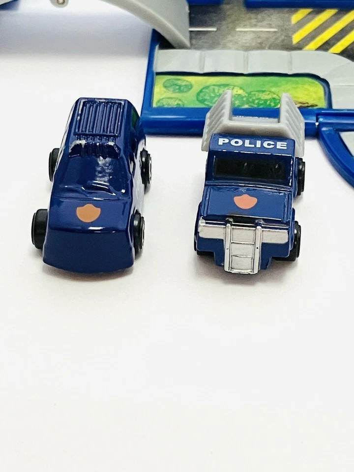 Soma 1997 Micro Racers City Juego Pop Up Estación de Policía Tiene 2 Coches Leer Foto 3 de 4