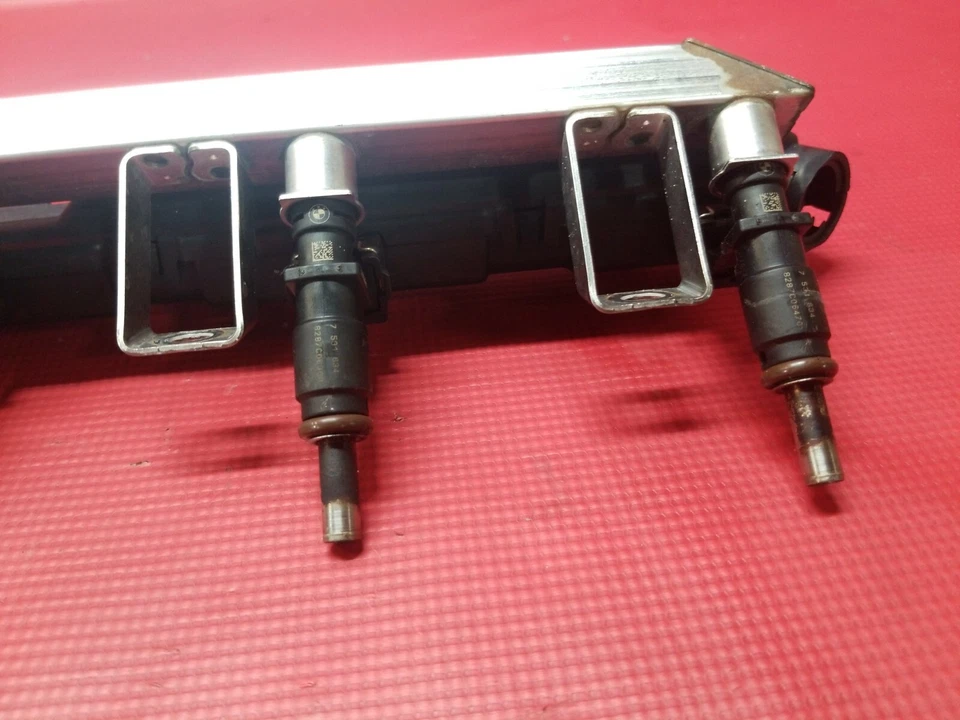 BMW E60 525i 525xi 2004-2010 528i 528xi 530i 530xi riel de combustible OEM Foto 4 de 4