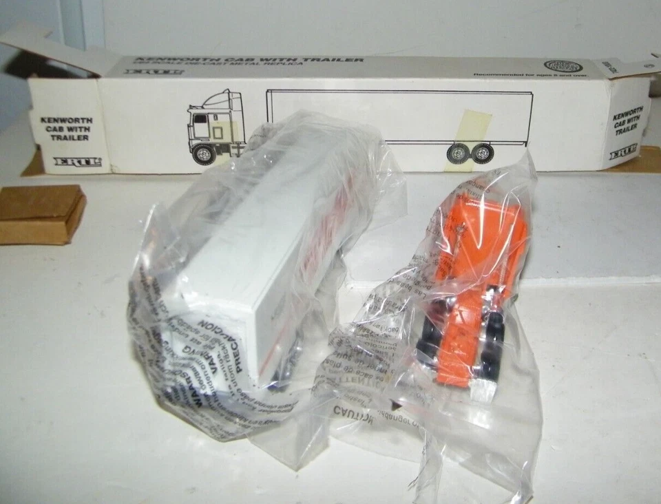 Remolque ERTL 1:64 FUNDIDO A PRESIÓN KENWORTH TRACTOR VICTOR PRODUCTOS DE RECREACIÓN NUEVO en caja Foto 4 de 4