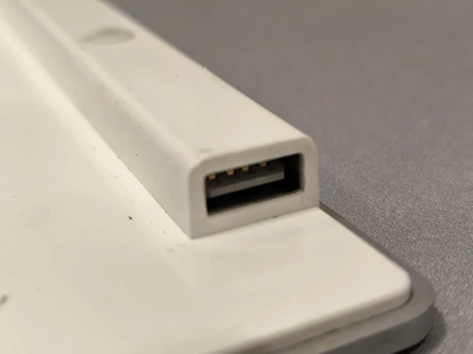Apple A1243 con Filo Tastiera - Non Testato, Manca Tasti - Immagine 4 di 4