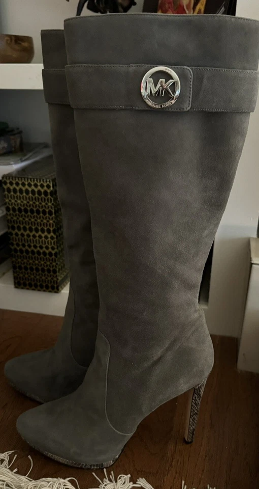 Замшевые сапоги MICHAEL KORS из змеиной кожи на каблуке серые размер 10 M - Изображение 3 из 4