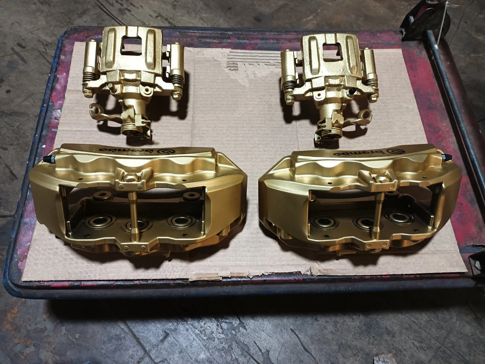 Pinzas de freno Brembo recubiertas de polvo dorado F&R para Ford Mustang GT 2015-2023 Foto 4 de 4