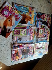 11 Ältere Pferdehefte mit Originial Spielzeu...
