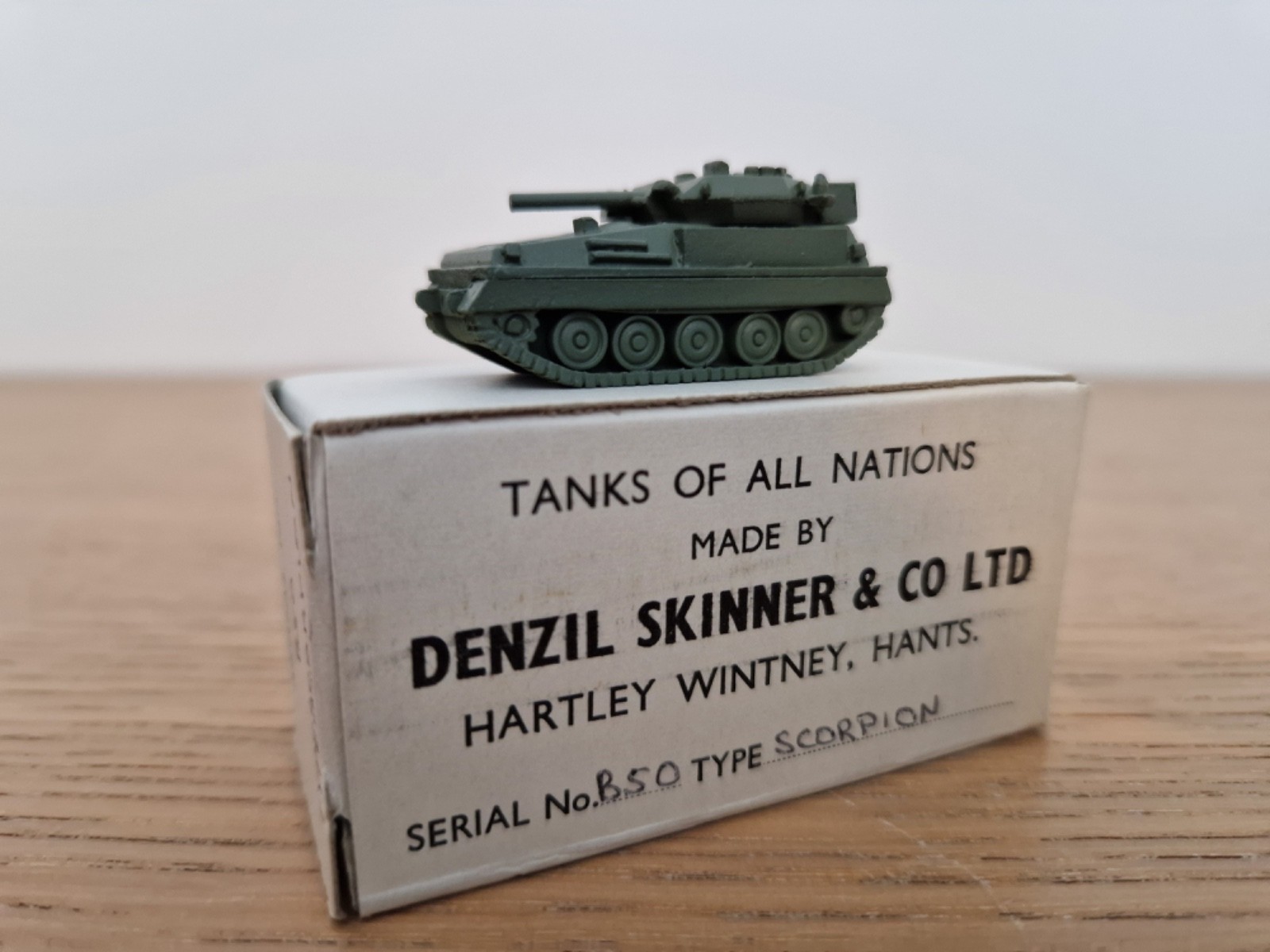 Char Scorpion FV101 Denzil Skinner miniature 1/96 pour décor de bureau et diorama