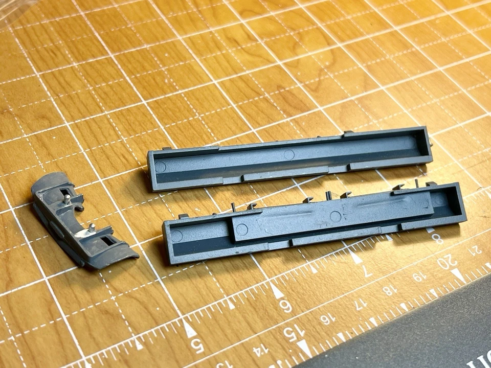 FUEL TANK SIDES & DIECAST SNOW PLOW DIESEL LOCOMOTIVE - VINTAGE HO ATLAS PARTS - Image 2 of 2