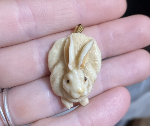 Vintage Signed Ralph Massey Bunny Resin Painted Brooch Pin Raven Studio 1.25”