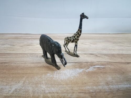 Lot une girafe et un éléphant en métal - Photo 1/12