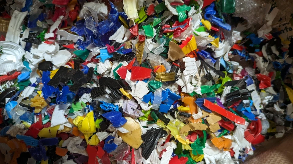 TAPAS DE PLÁSTICO TRITURADAS Reciclar Artesanía ARTE USPS Caja Plana Mediana ¡¡Envío Gratis!!! Foto 3 de 3