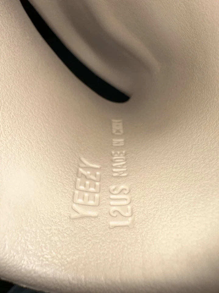 Adidas Yeezy Toboganes Tostado y Crema, Apenas Usado Foto 3 de 3