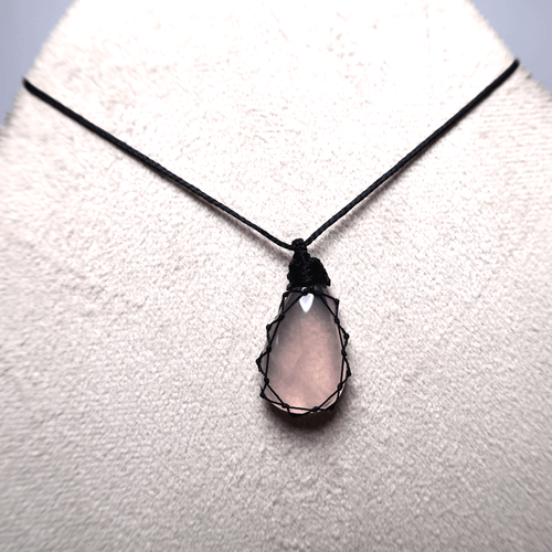 Collar de cristal en lágrima colgante micro macramé cuarzo rosa gema natural hecho a mano - Imagen 4 de 11
