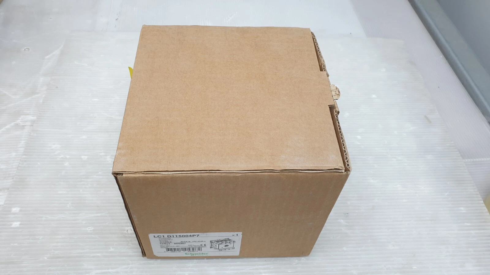 Closed Schneider carton with LC1 D115004P7 contactor label