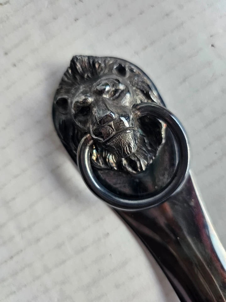 Cuerno de zapato pesado vintage enchapado en plata Reed & Barton con mango de anillo de máscara de león Foto 2 de 4