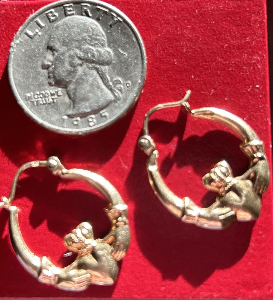 Pendientes de aro perforados irlandeses Claddagh de oro amarillo macizo de 10 quilates para dama Foto 2 de 4