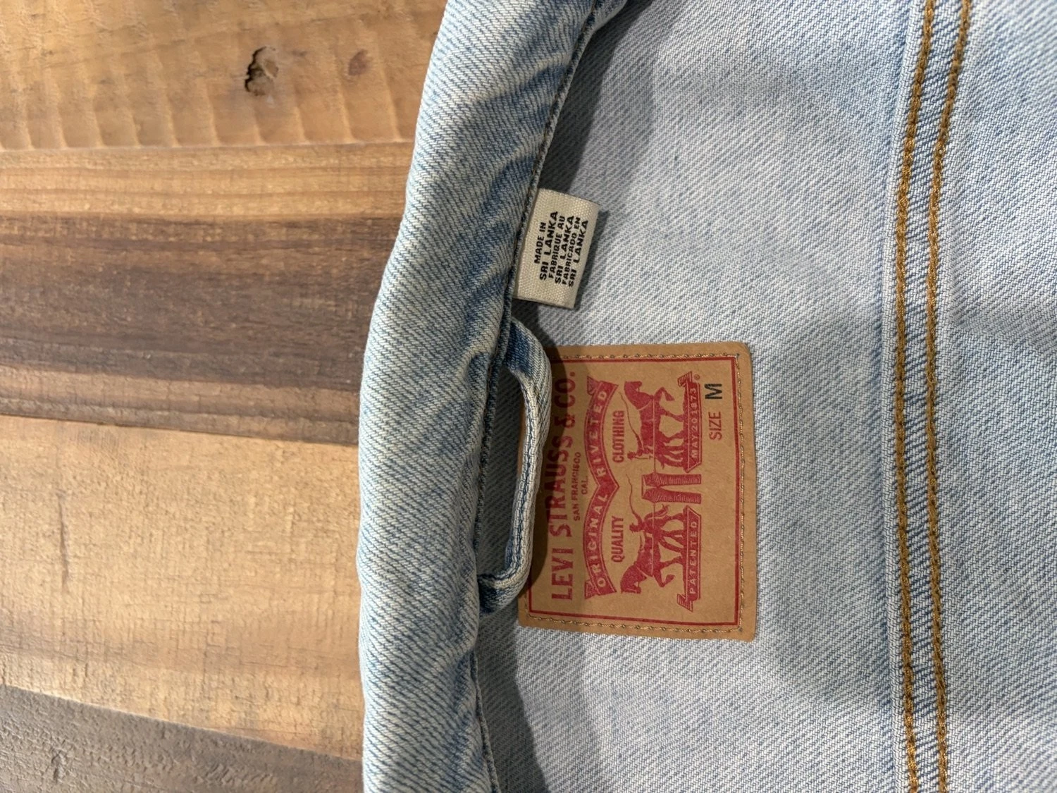 Levi's Denim Trucker Jacket Size Medium Light Wash Blue Jean Coat Red Tab - product detail image 2