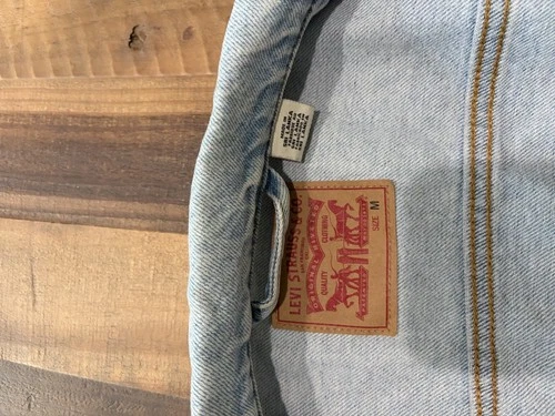 Levi's Denim Trucker Jacket Size Medium Light Wash Blue Jean Coat Red Tab image 2