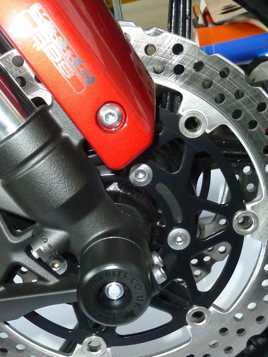 KAWASAKI Z900 2017-2024 FRONT WHEEL CRASH PROTECTION PUCKS