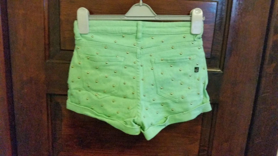 Pantalones Cortos Minkpink Para Mujer Cintura Mediana Alta Medalla Tachuelas Puños Pierna Como Nuevos Lindos Nuevos Foto 4 de 4