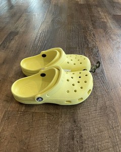 yellow crocs size 6