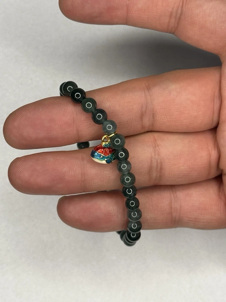 Pulsera de jade tipo A birmana hecha a mano con dije de ballena esmaltada en plata S925 Foto 2 de 4
