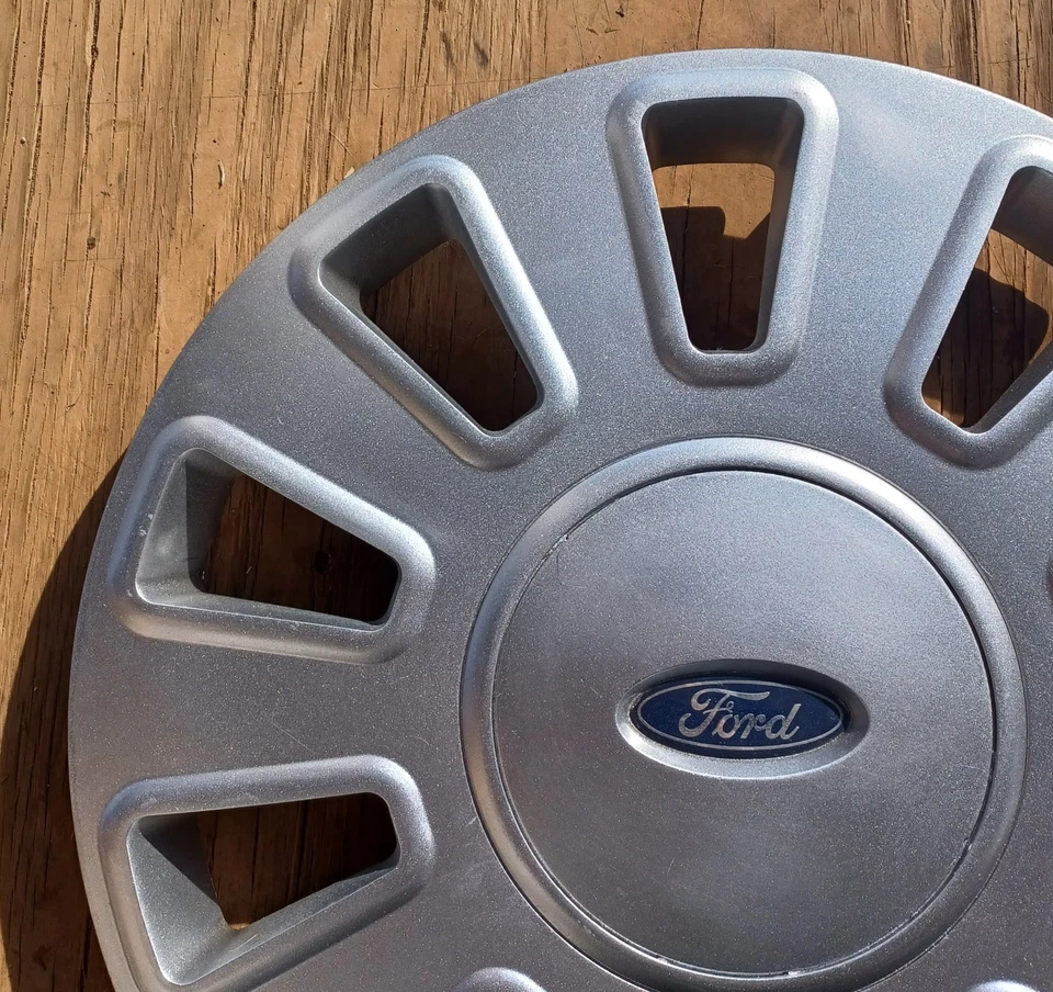 Ford Crown Victoria hubcap 2006-2011, fits 17" p/n 7W731130AE 7050 repainted 02 - Image 2 of 4