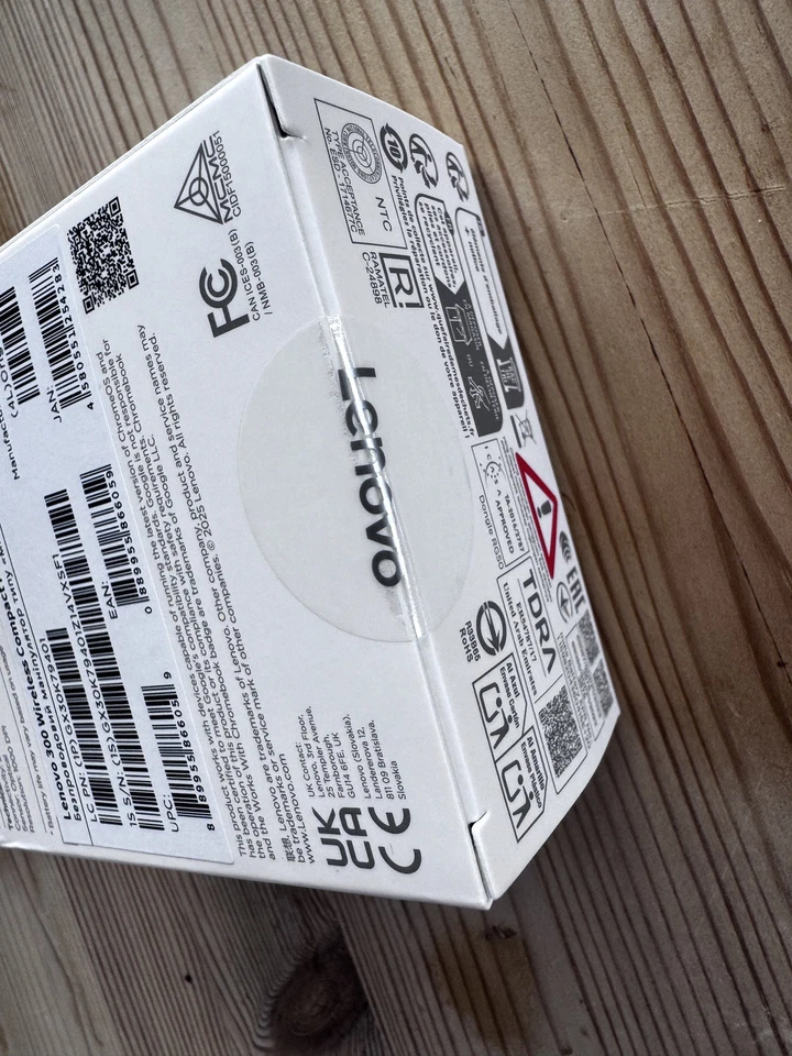 Lenovo 300 Wireless Compact Mouse (Black) with Battery & Receiver - Image 3 of 4