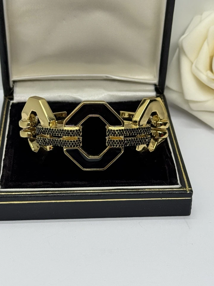 Brazalete Rebecca Minkoff Negro Pavé Cristal Dorado con Esmalte Negro 6 1/8" Foto 3 de 4