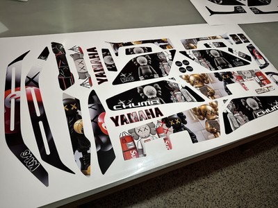Kit Graficas Calcomanías Kaws Yamaha BWS Zuma Chuma  2022-2024