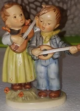 Hummel figurine 1979 4.5" "Happy Days" 150 TMK 5 Girl and boy playing instrument