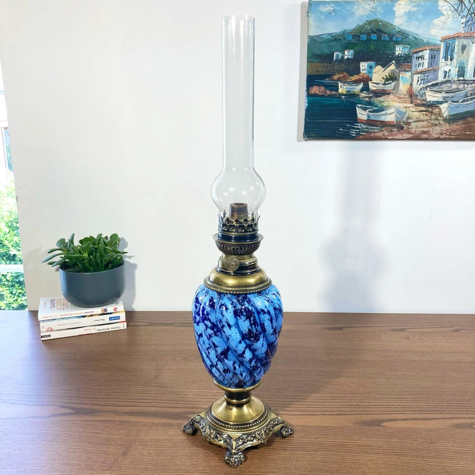 Lampe à huile ancienne verre torsadé bleu – Laiton et fonte – Style Murano 1920 - Photo 2/4