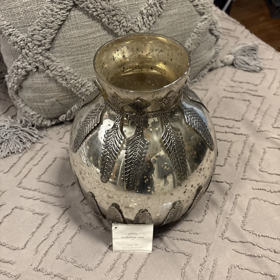 Jarrón de vidrio de mercurio Pottery Barn Madeline de colección con detalle de pluma de filigrana plateada Foto 3 de 4