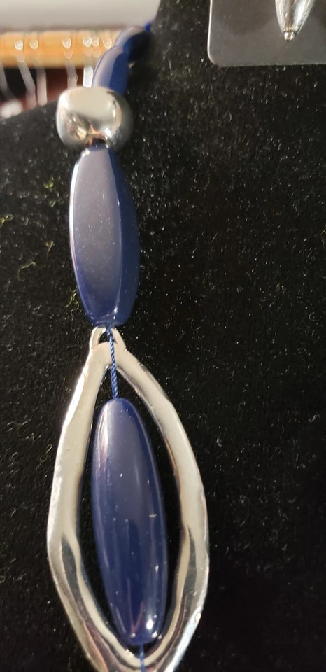 Chico's 22" Largo Borla Collar y Juego de Pendientes 2.5", Azul Marino y Plata Foto 3 de 4
