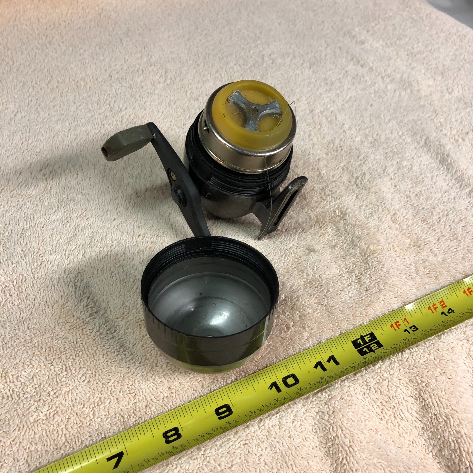 SHAKESPEARE E-Z CAST 55 CLOSED FACE SPINCAST REEL - Right Handed