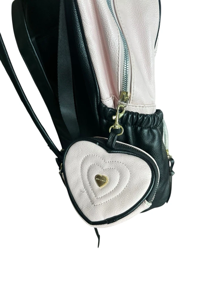 Сумка для подгузников Betsey Johnson рюкзак розовая/черная сумка с брелоками для смены - Изображение 3 из 4