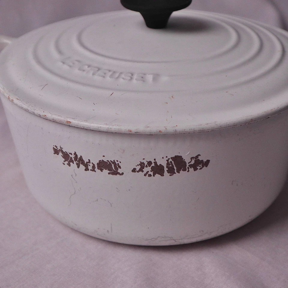 Le Creuset White Enameled Cast Iron Round Dutch Oven 4.5qt 4.2L - Image 2 of 4