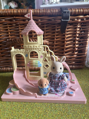 Sylvanian Families Kate Milk Rabbit & Milo Spielzeug Pudel Baby Schloss Set