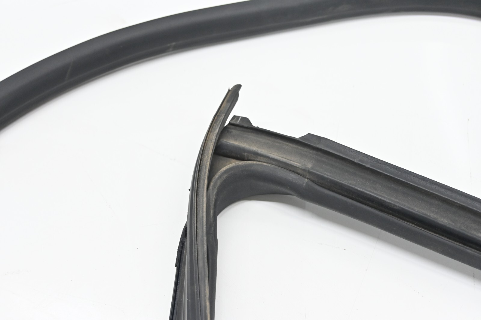 Maserati Ghibli 2014-2020 REAR+RIGHT Weatherstrip