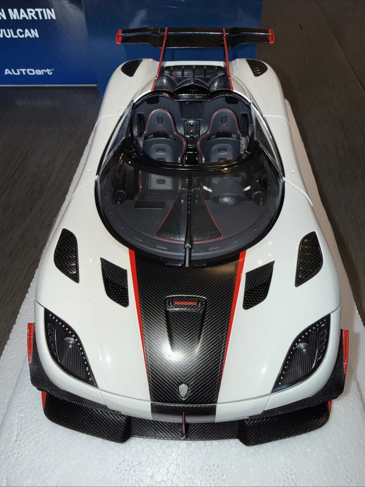 AUTOart 79027 Koenigsegg Regera 1:18 Pebble White Carbon Black Red Accents New - Image 3 of 4