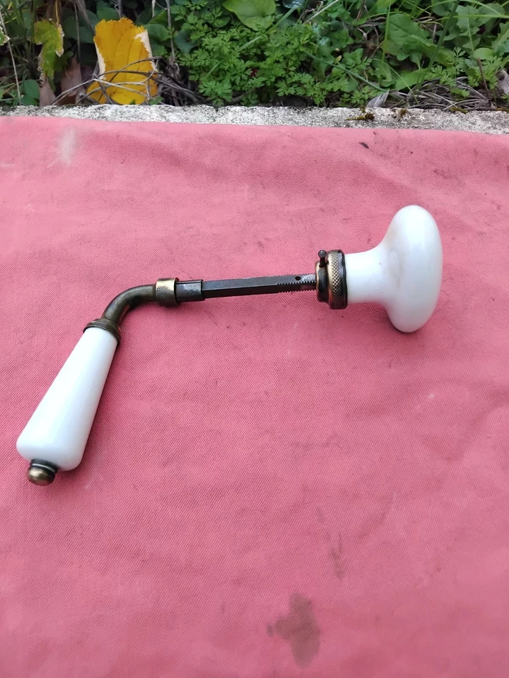 ancienne poignée de porte ovale et droite en porcelaine et laiton napoléon III - Photo 3/3