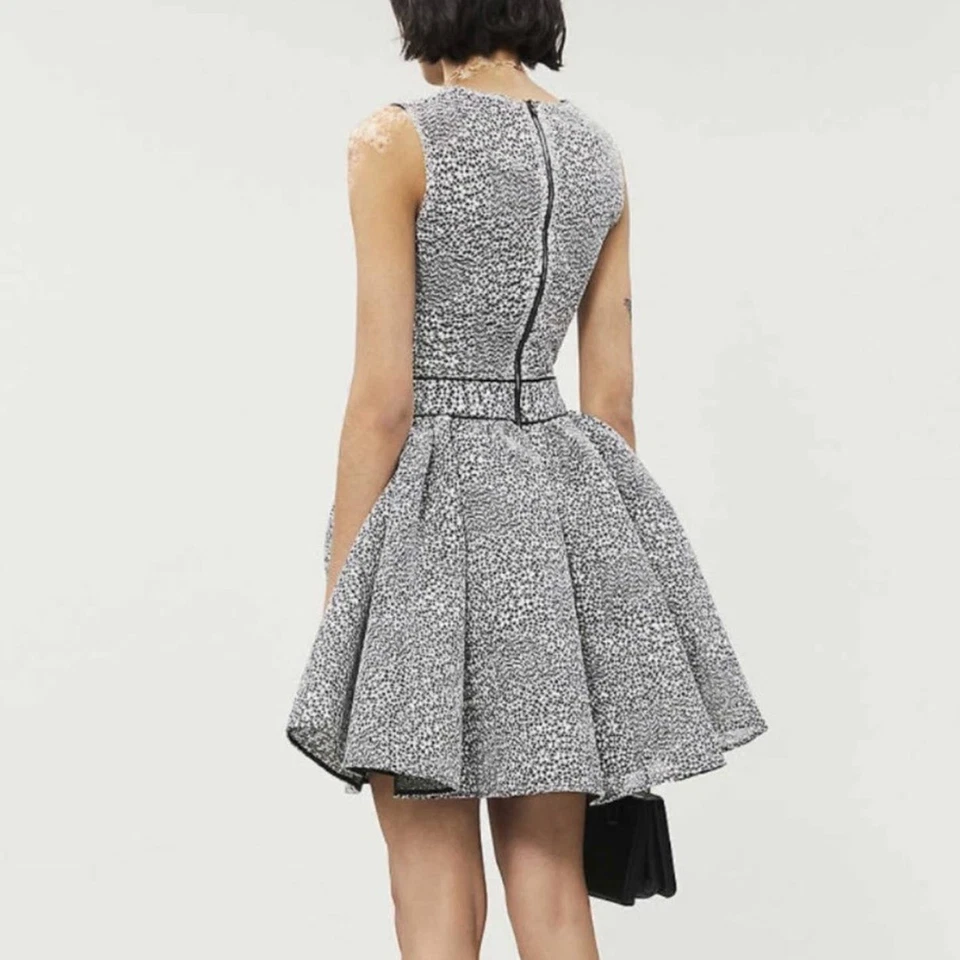 Mini vestido Maje Reinatta alargado jacquard preto branco sem mangas tamanho M/38 - Imagem 4 de 4