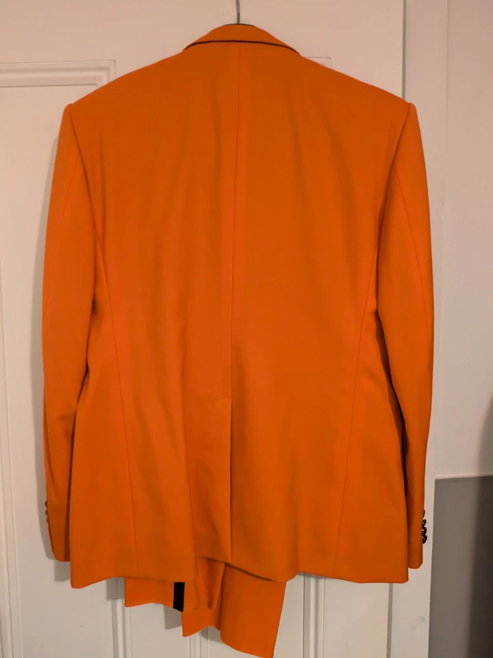 Esmoquin de lana naranja Dolce and Gabbana de dos piezas, usado una vez al probarlo Foto 4 de 4